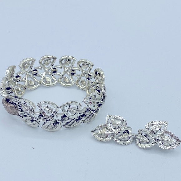 Vintage CORO Bracelet/Earring Set 1950s Silver Toned Leaf Design ClipOn Earrings - Picture 10 of 10